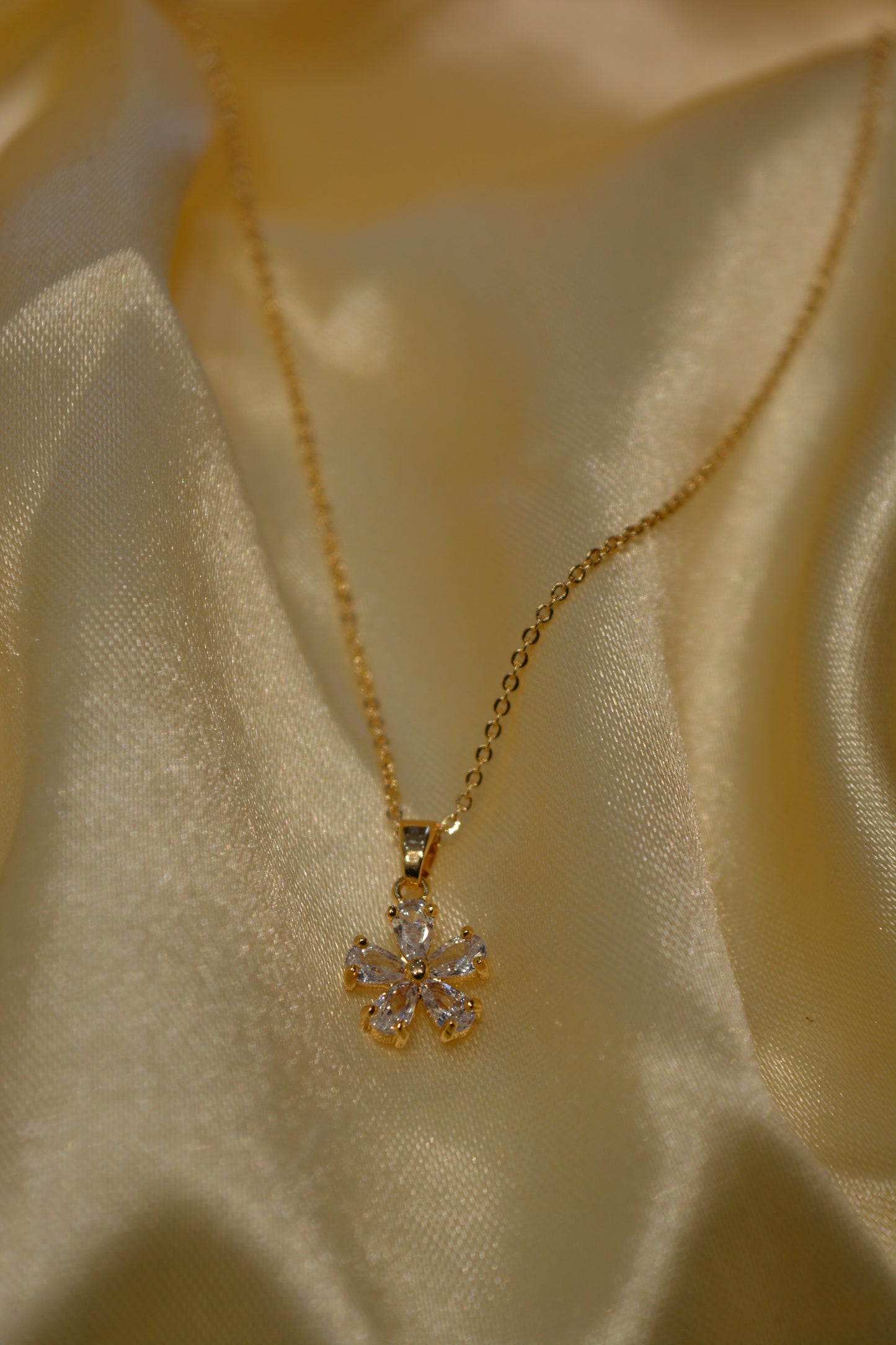 DAISY GLOW NECKLACE